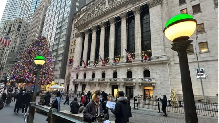 Dow Plunges 400 Points as Bank Stocks Crash