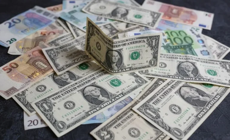 Dollar Tumbles as Fed Cuts Spark Currency Chaos