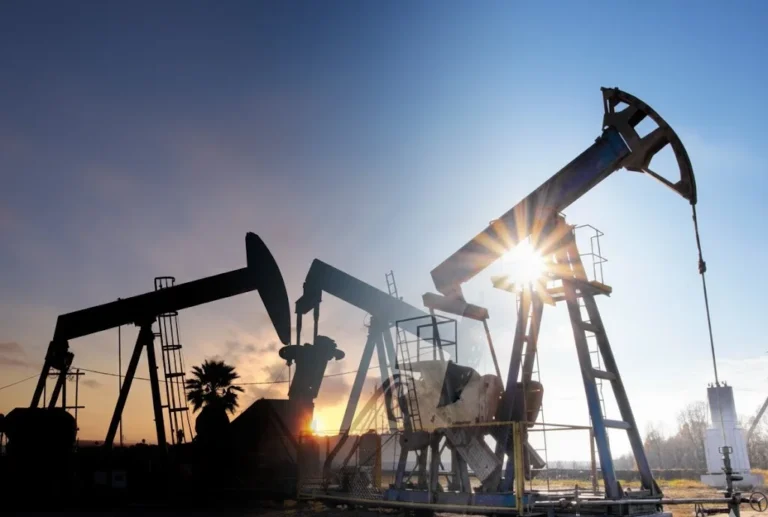 Oil Prices Tumble to Lowest Level Since 2021